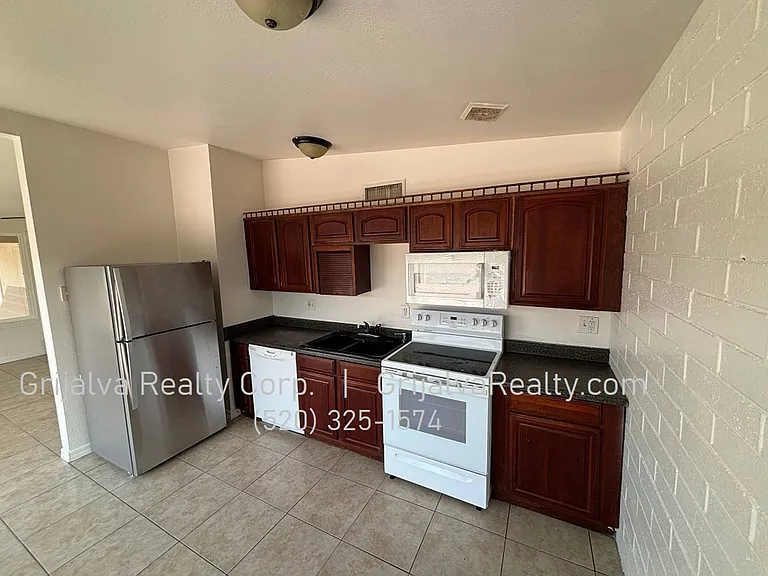 7421 E Rose Dr — Photo 4
