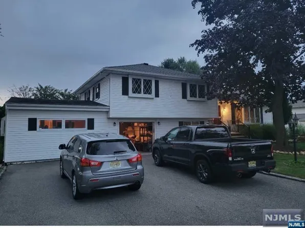 8 Cadmus Pl, Wayne, NJ 07470