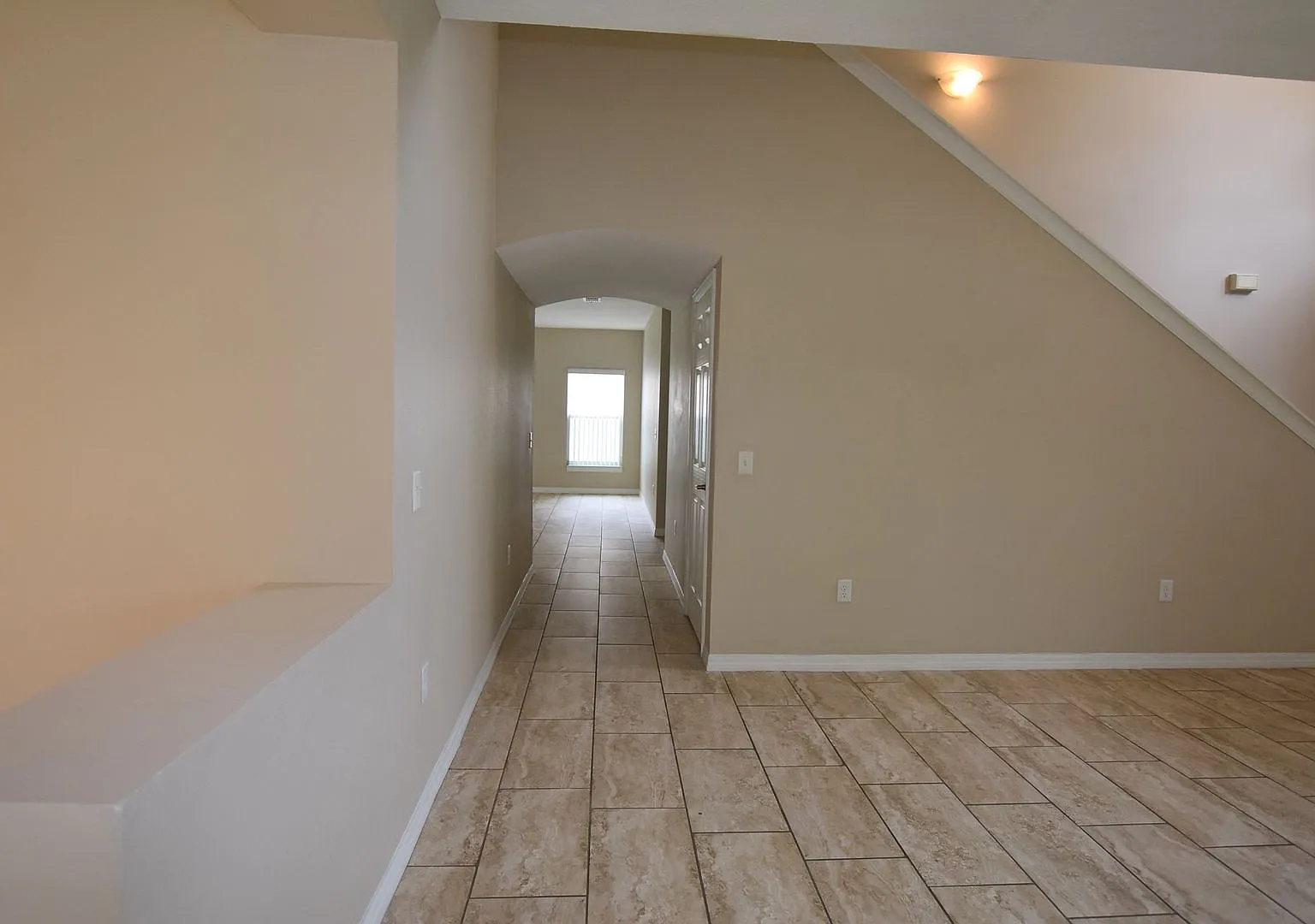 Single Family Home 4 Bedroom 2.5 Bath, 2 car garage for rent at 527 Bristol Cir, Kissimmee, FL 34758 — Photo 3