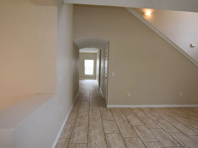 527 Bristol Cir — Photo 3