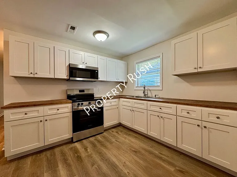 1718 Portland St #B — Photo 7