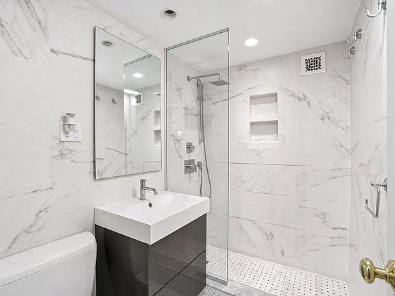 3rd image of 8 Whittier Pl APT 21B