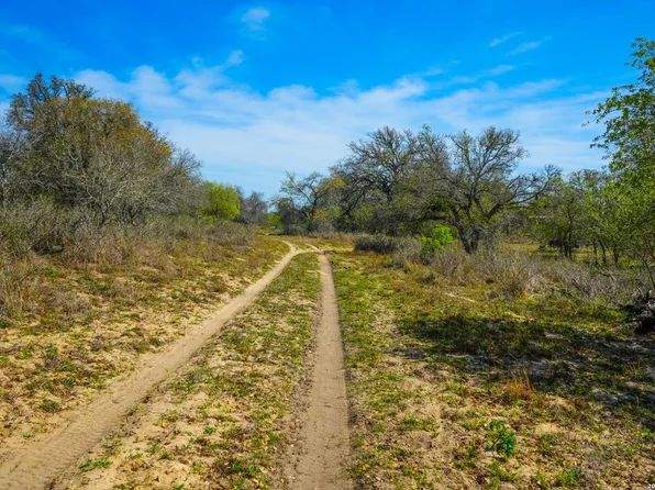 9521 Fm 1303, Floresville, TX 78114