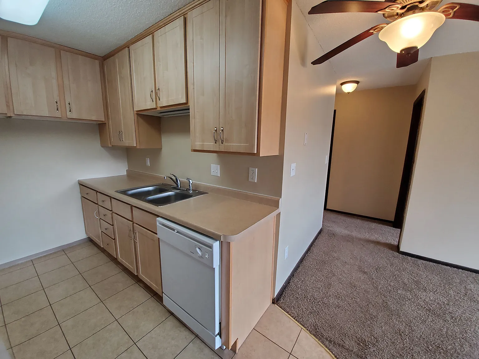Lakeside Manor Apartments — Photo 2
