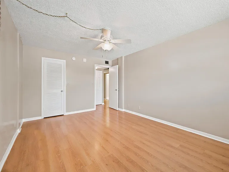 500 Executive Center Dr #2M — Photo 10
