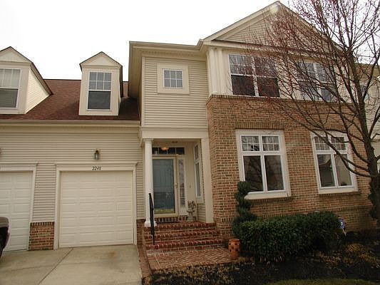Great curb appeal w/garage and vestibule