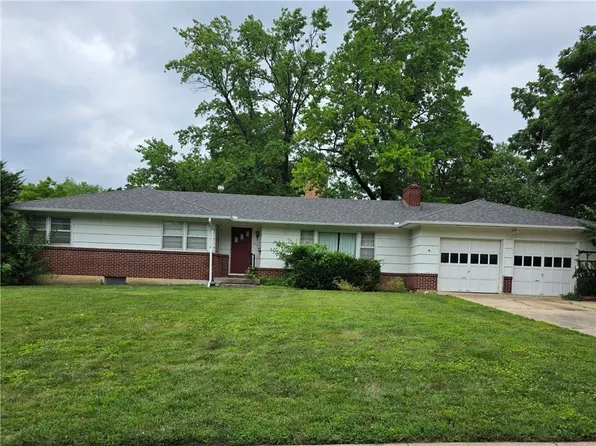 8120 Hamilton Dr, Overland Park, KS 66204