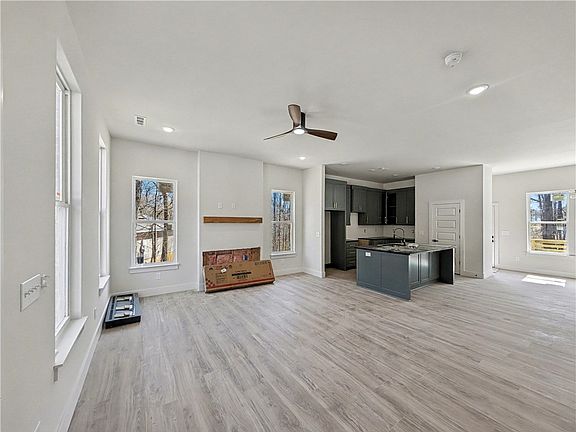 4th image of 4 Hart Ln