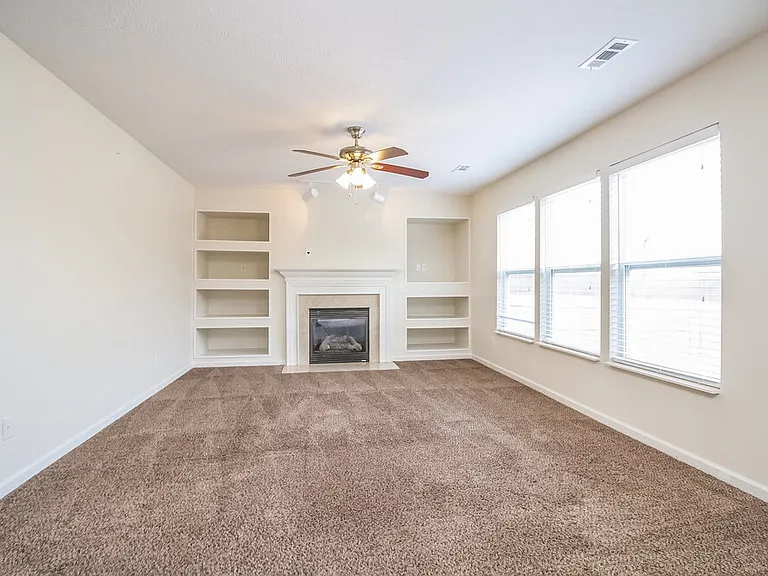 4565 Hawthorn Dr — Photo 2