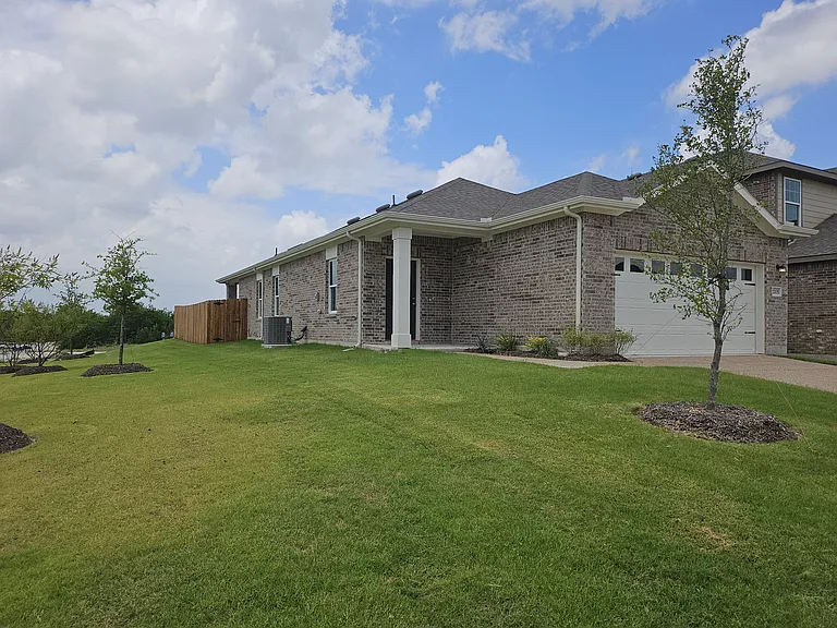 2005 Meadow Park Dr — Photo 10