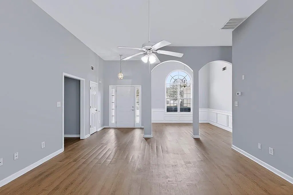 3 bed, 1946 sqft, $2,400 — Photo 2