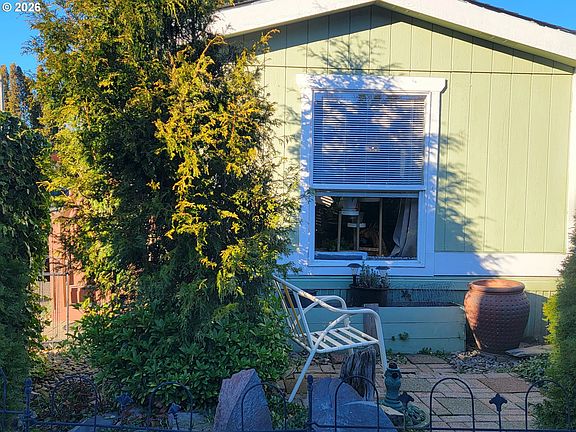 3rd image of 2980 NE Division St
