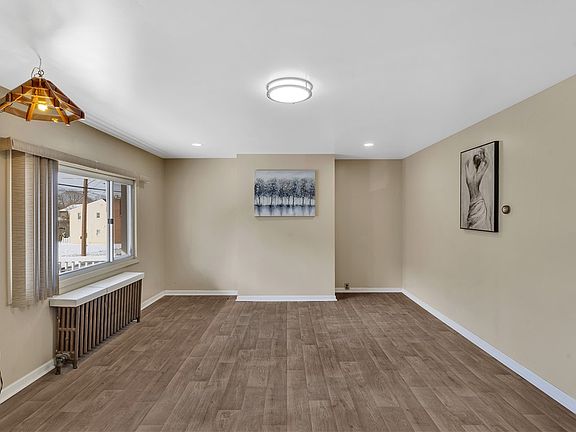 5th image of 1920 Middle St