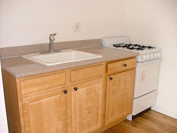 4th image of 325 Franklin St APT 33