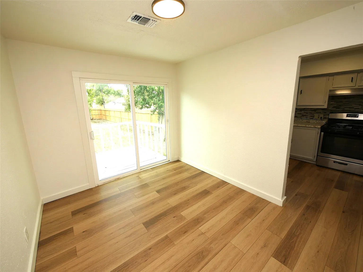 2 bed, 1.0 bath, 873 sqft, $1,399 — Photo 4