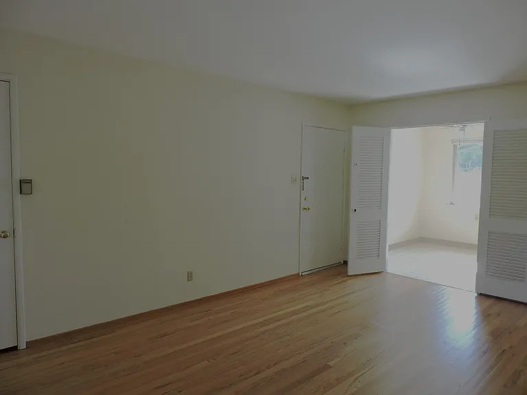 4501 Del Rio Rd #4 — Photo 2