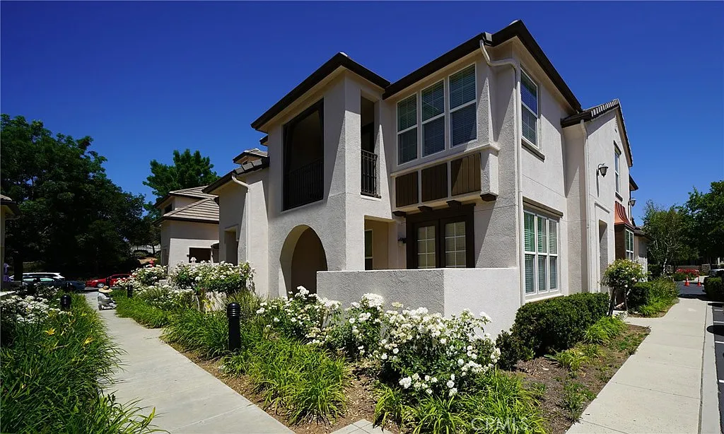 3 bed, 2090 sqft, $4,250 — Photo 2