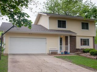 5100 Bel Aire Rd, Des Moines, IA 50310