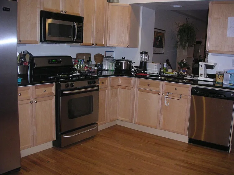 2114 W Melrose St — Photo 2