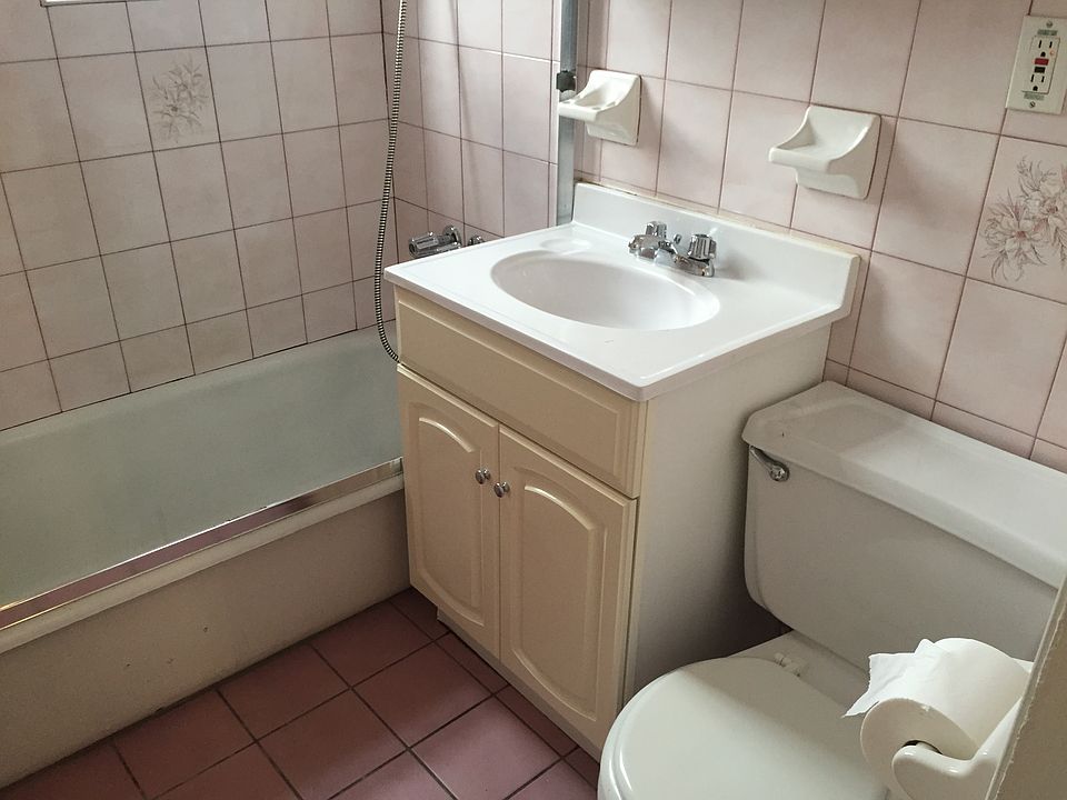 2nd image of 2417 41st St APT 1F