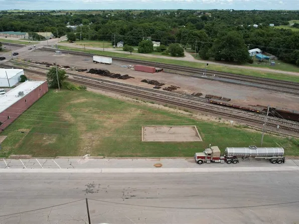 201 6th St, Perry, OK 73077