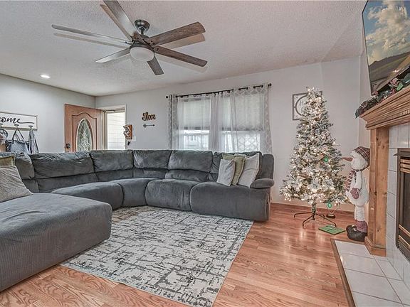 5th image of 400 NW Leanne Ln