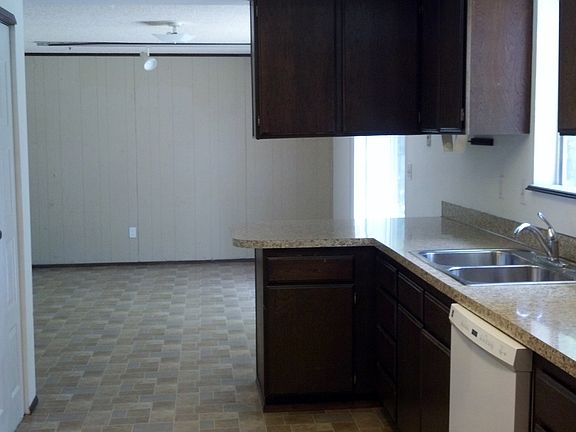 5th image of 1913 Poplar St