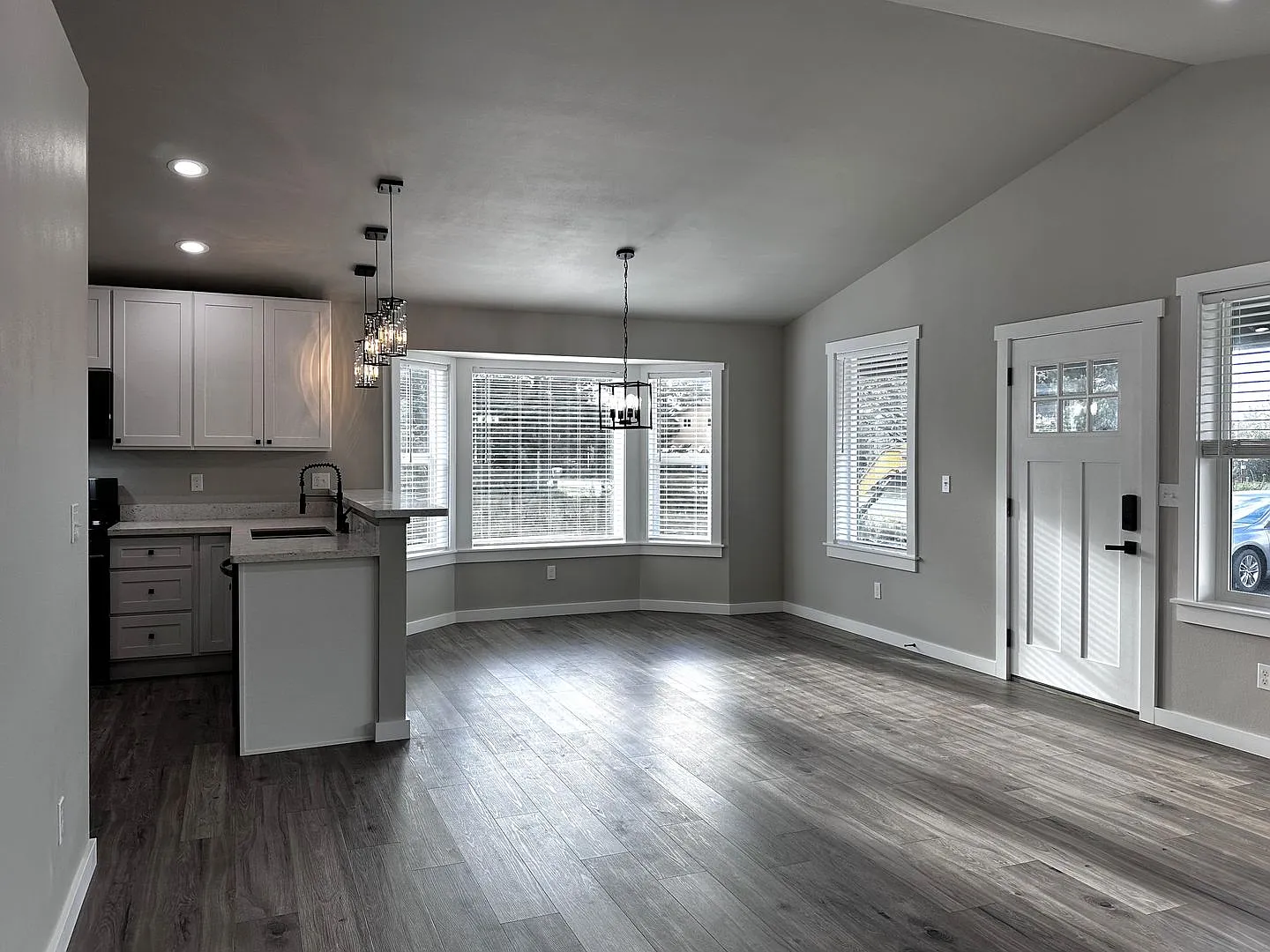 Gorgeous 2 Bedroom, 2 Bath with Garage is ready for you! — Photo 2
