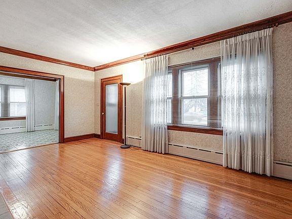 3rd image of 549 Onwentsia Ave