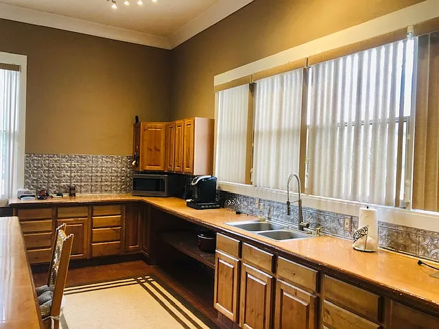 kitchen counter tops and cabinets