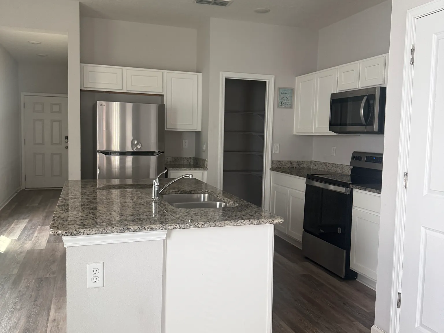 3 bed, 2.5 bath, 1601 sqft, $1,750 — Photo 2