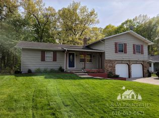 5809 Christie Ave SE, Kentwood, MI 49508