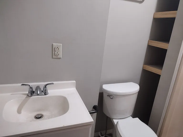 34 Rosalyn Ct #109M — Photo 5