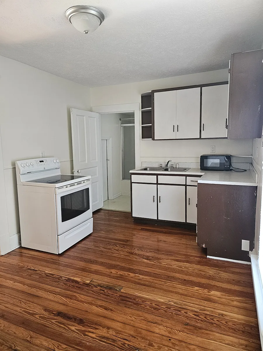 Kitchen - 9 1/2 3rd Ave #2