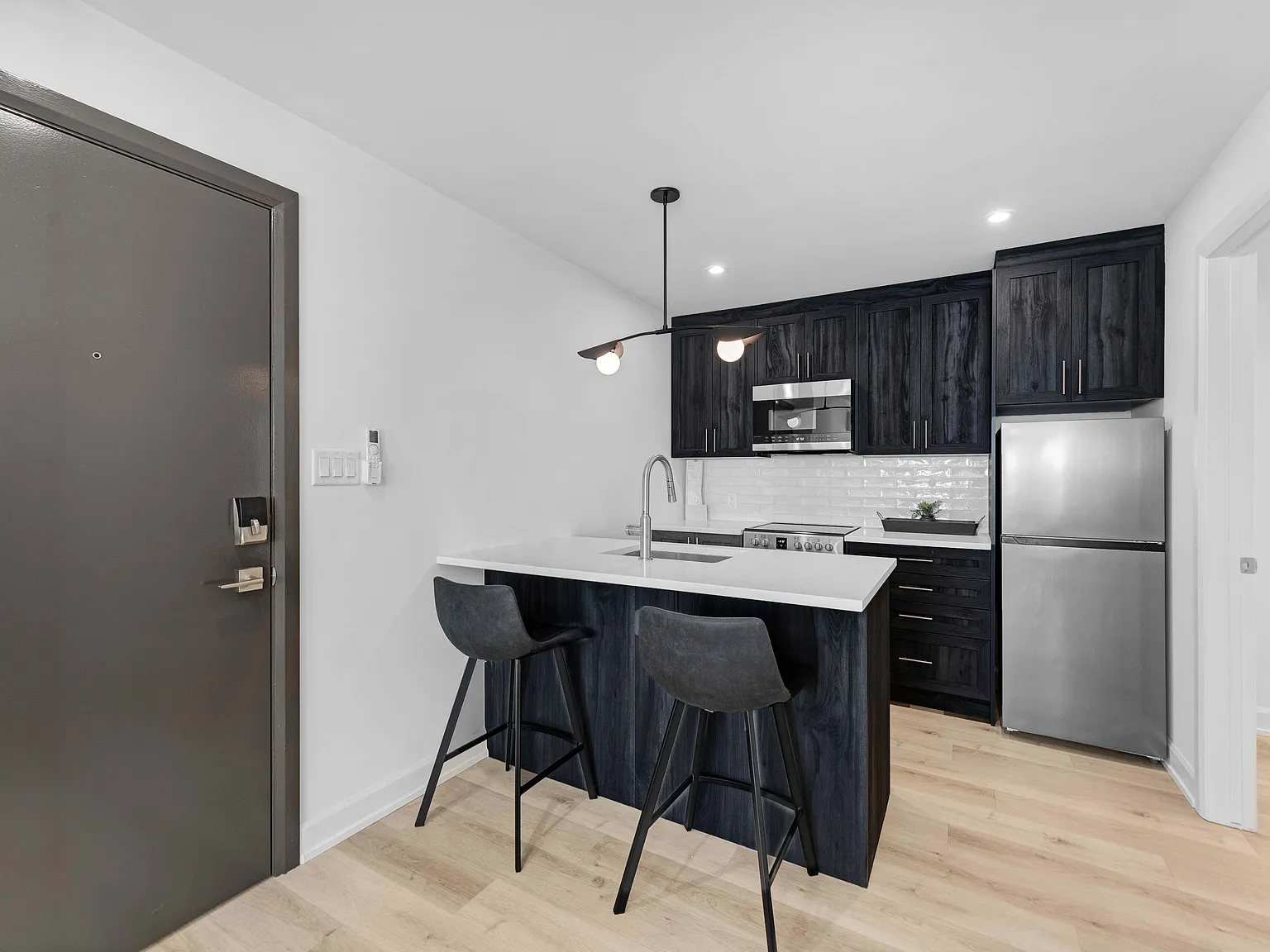 658 Somerset Street West — Photo 2