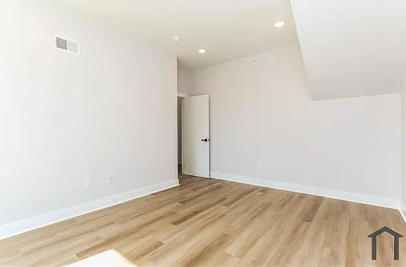 433 E Upsal St #4 — Photo 8