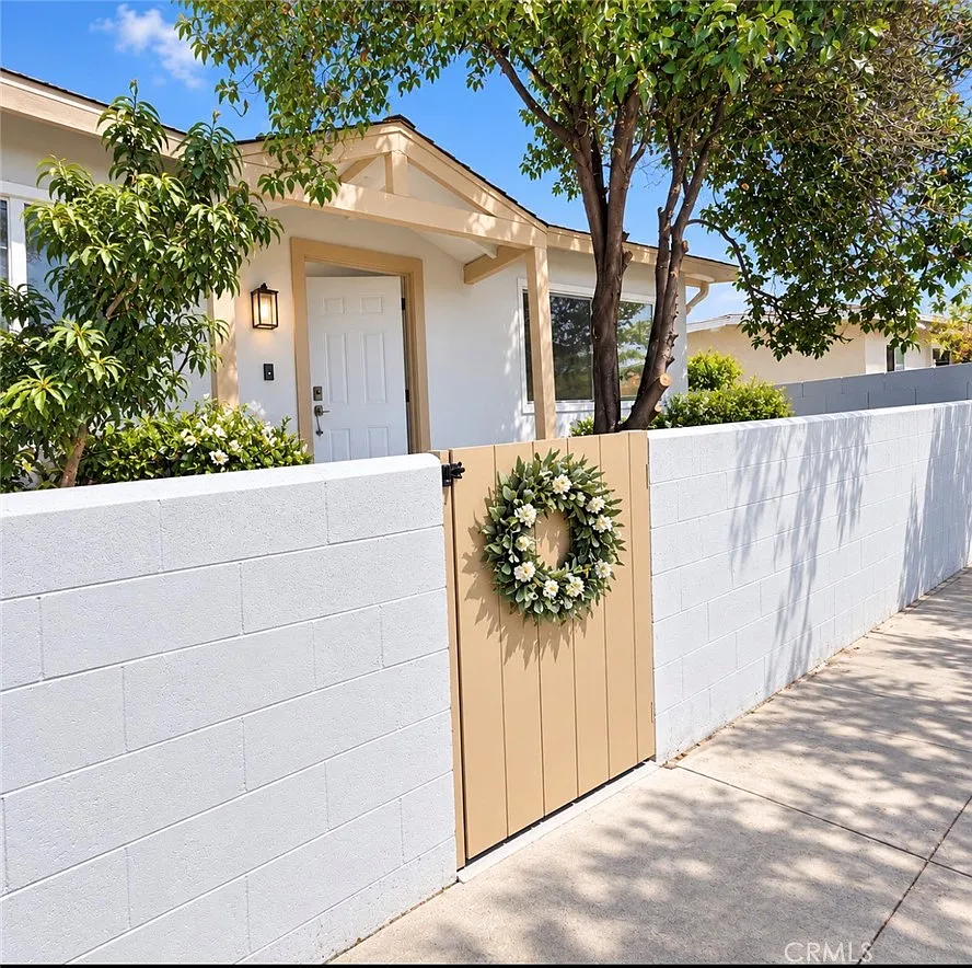 3 bed, 900 sqft, $3,000 — Photo 1