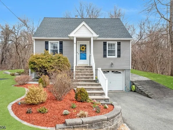 16 Morse Lake Rd, Bloomingdale Boro, NJ 07403