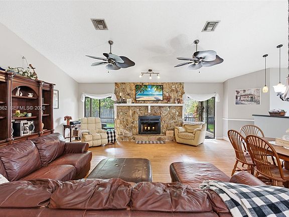 3rd image of 20823 Sugarloaf Ln