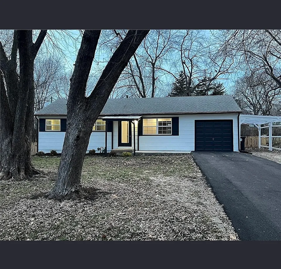 3 bed, 912 sqft, $1,795 — Photo 1