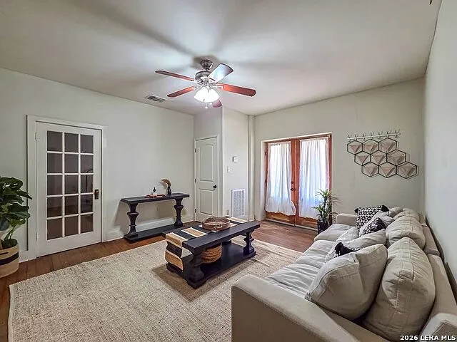 3 bed, 2.0 bath, 2100 sqft, $1,400 — Photo 4
