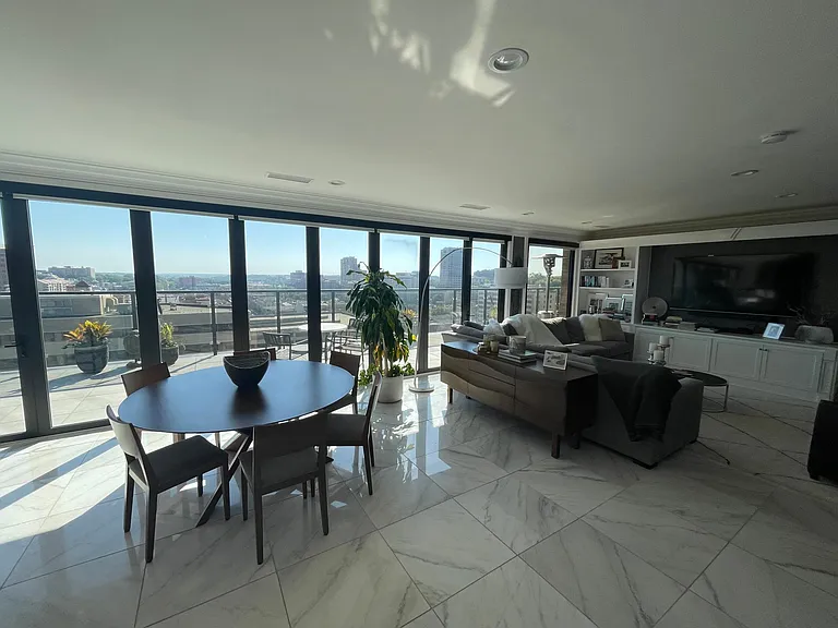 Plaza House — Photo 114
