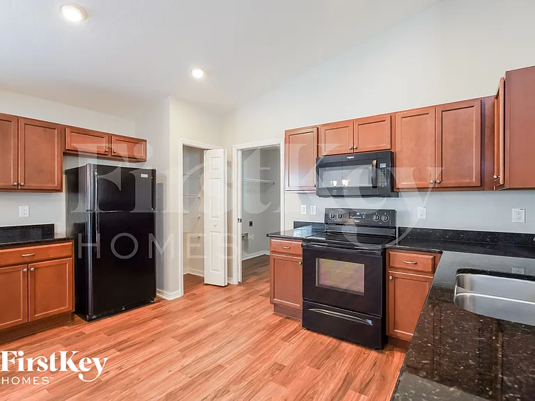 881 Greenshank Dr — Photo 6