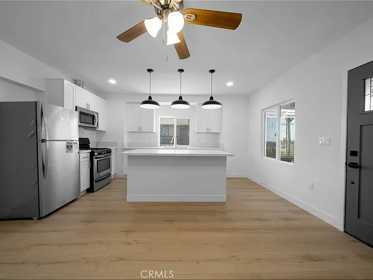 1438 N Summit Ave — Photo 1