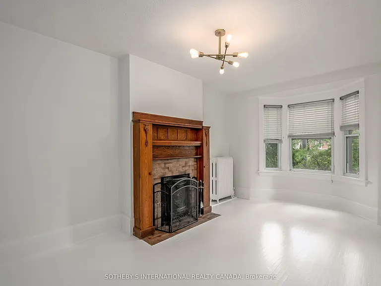 38 Browning Ave #UPPER — Photo 2