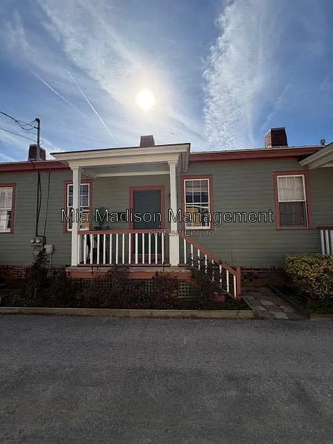 2 bed, 1.0 bath, 650 sqft, $1,995 — Photo 2