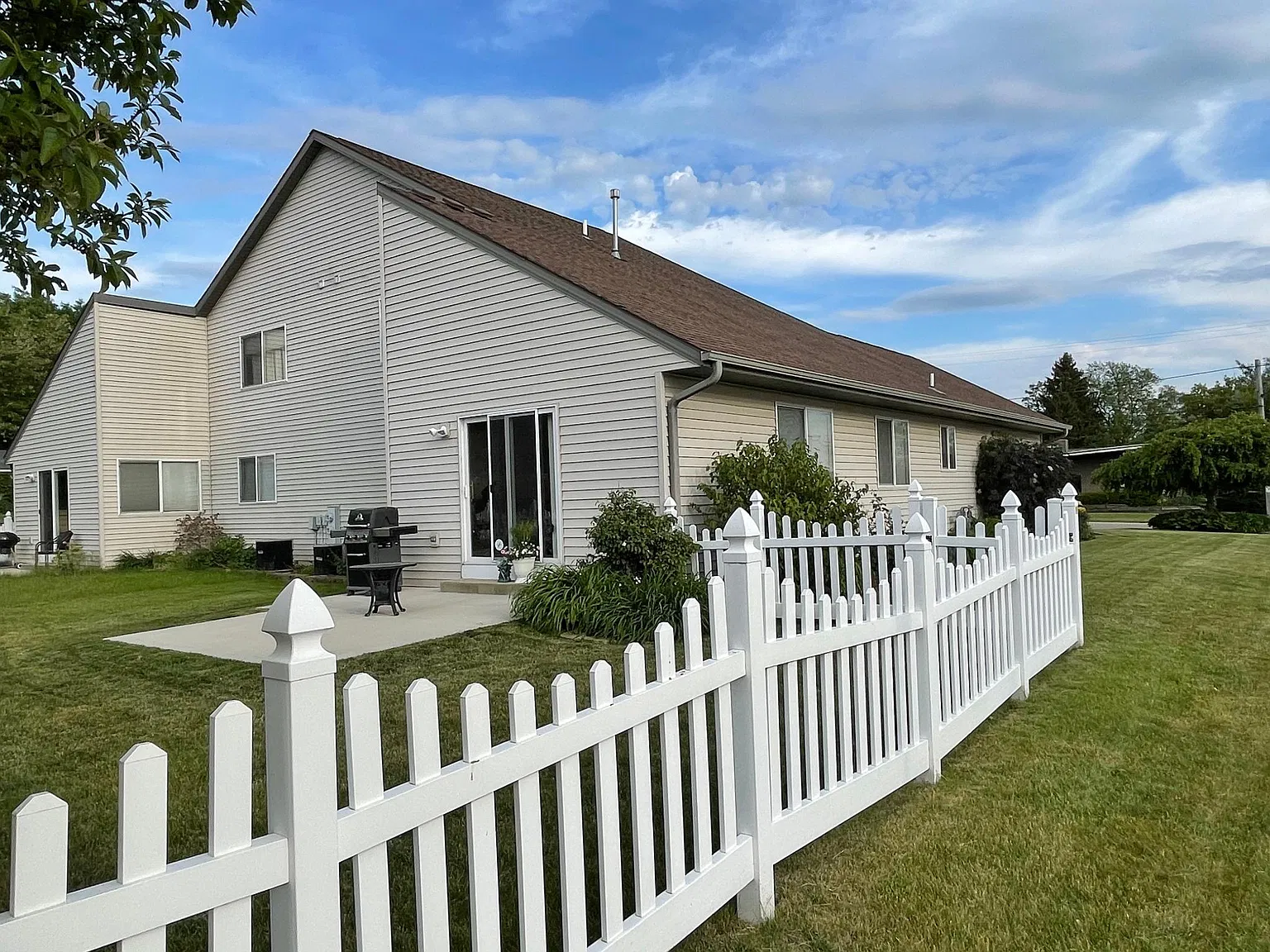 3 bed, 2.5 bath, 1621 sqft, $2,500 — Photo 2