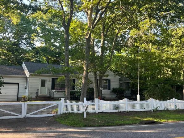 62 Squires Avenue, East Quogue, NY 11942