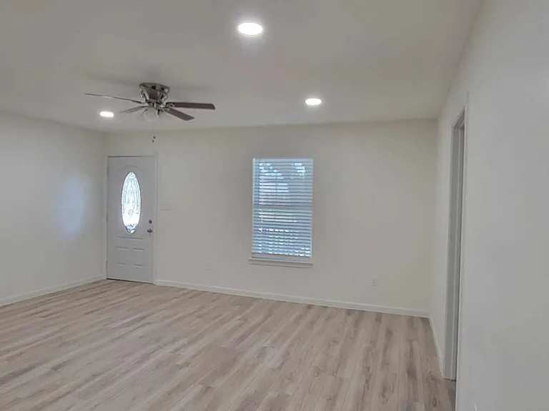 7409 Valeda Dr — Photo 7