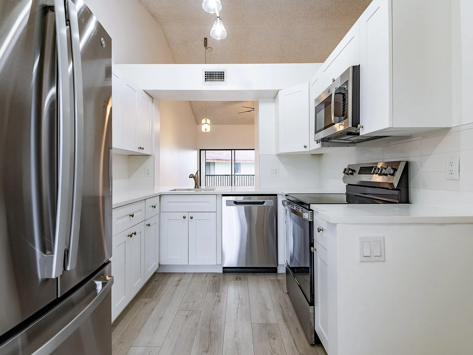 2 bed, 2.0 bath, 860 sqft, $2,200 — Photo 1